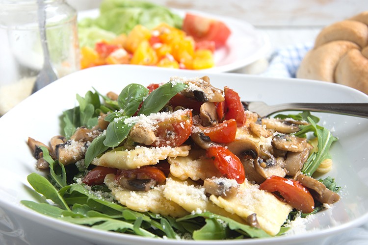 Käse-Ravioli auf Rucola