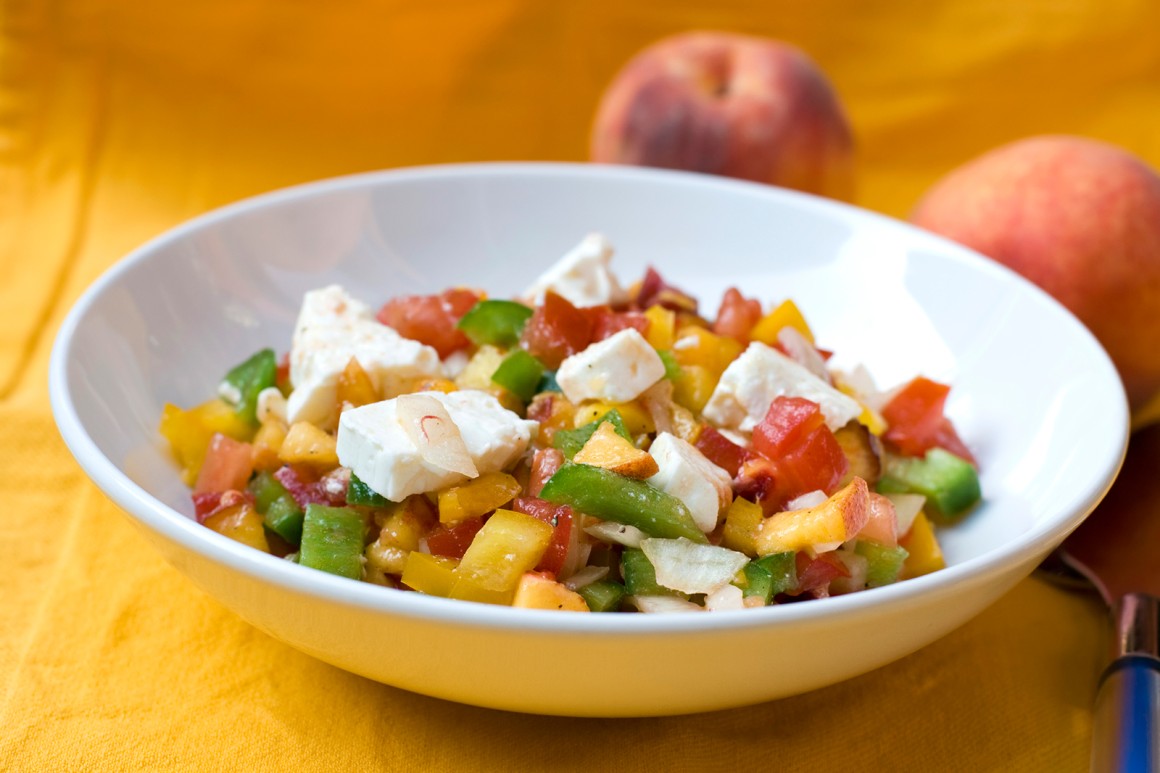 Pfirsichsalat mit Feta & Tomaten