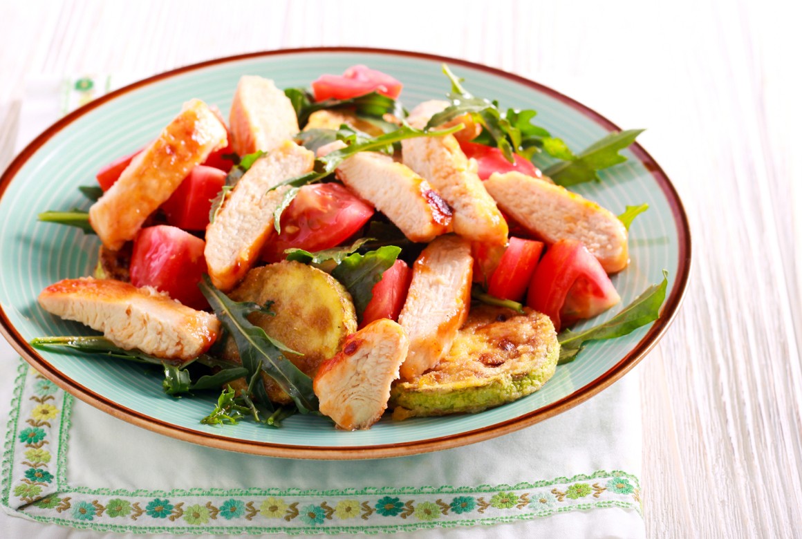 Gegrillte Hühnerbrust auf Gemüsebeet