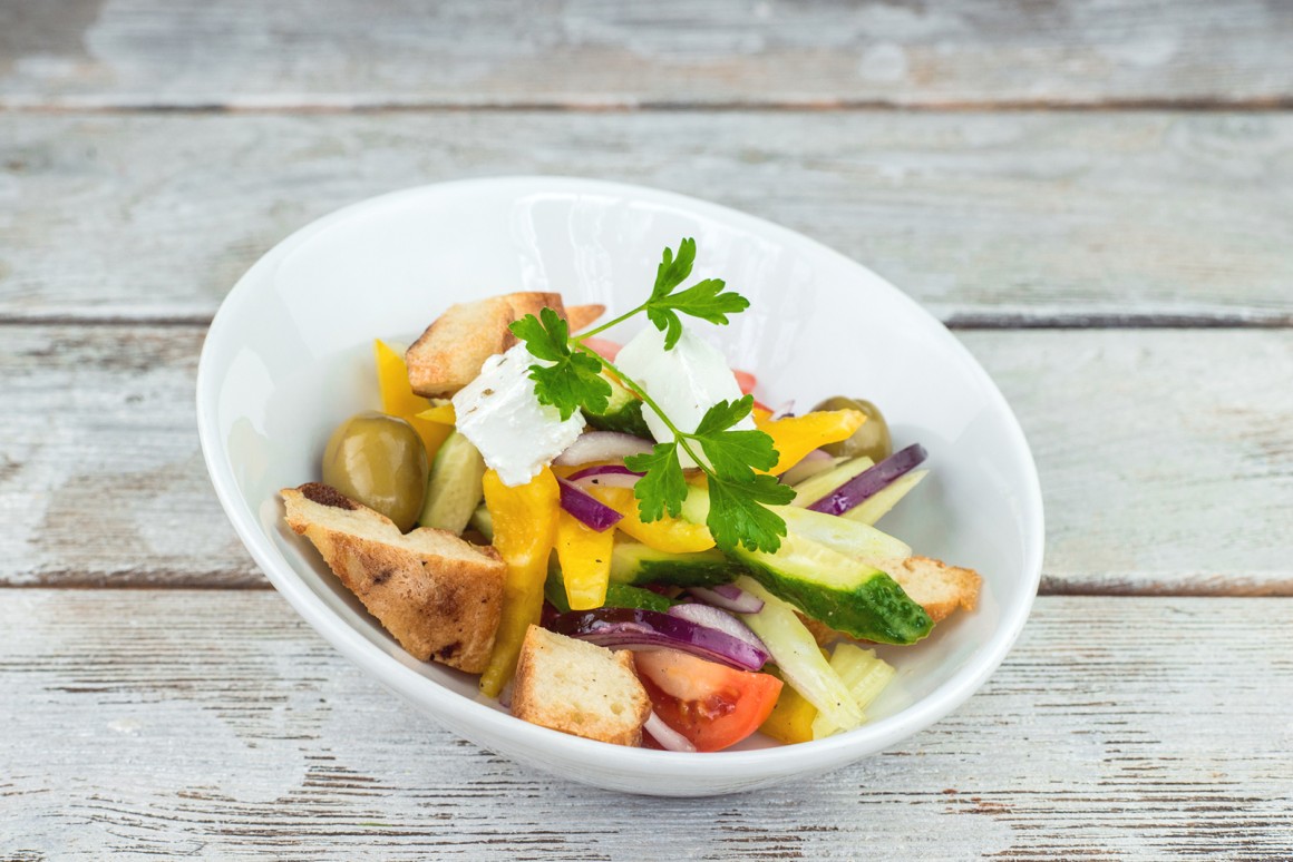Bunter Gemüsesalat mit Croûtons und Käse