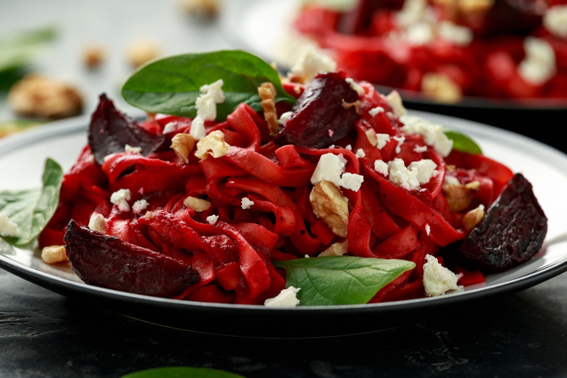 Selbstgemachte Rote-Bete-Pasta mit Spinat und Feta