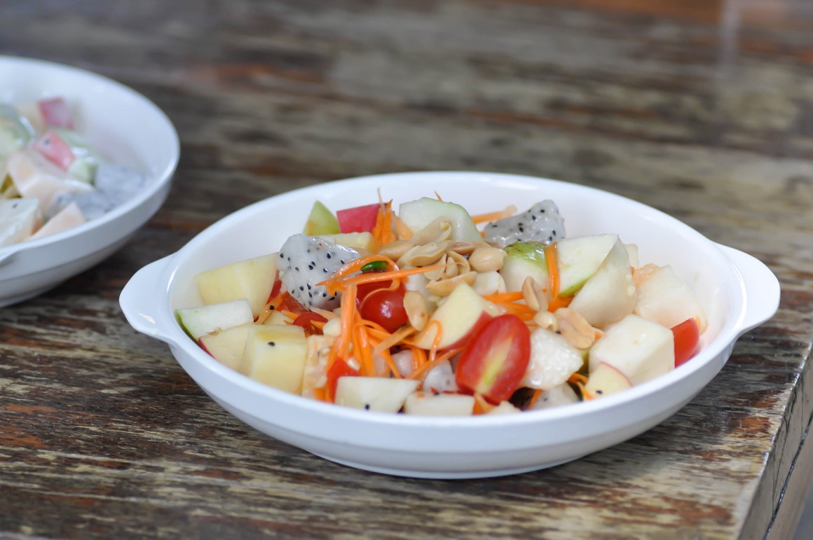 Obstsalat mit Apfel und Drachenfrucht