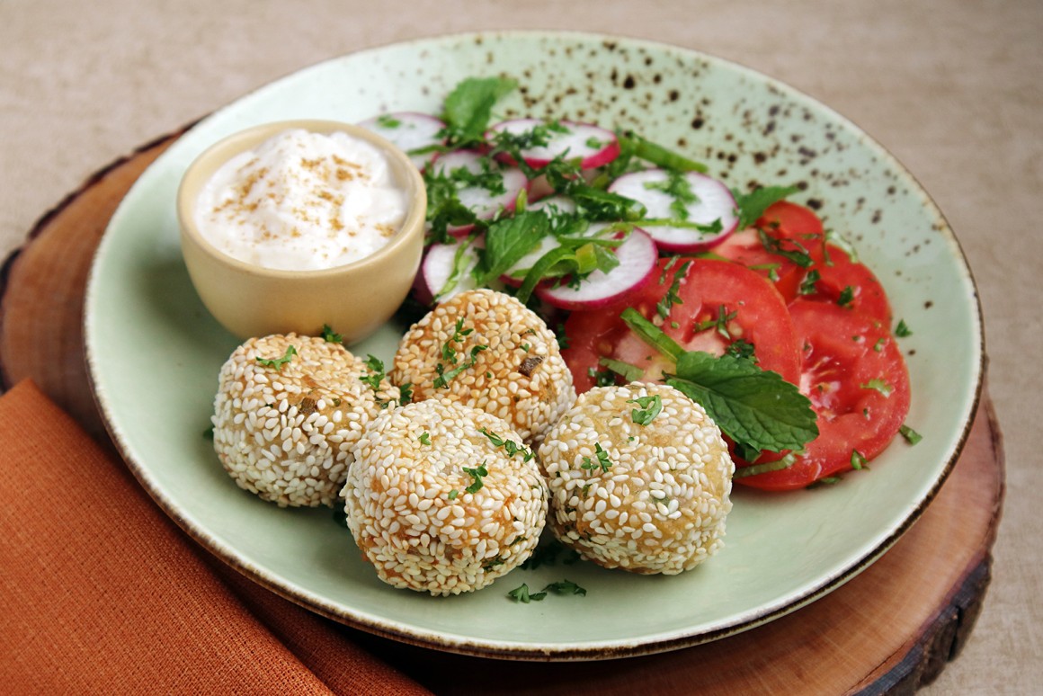 Feine Falafelkugeln mit Minzesalat