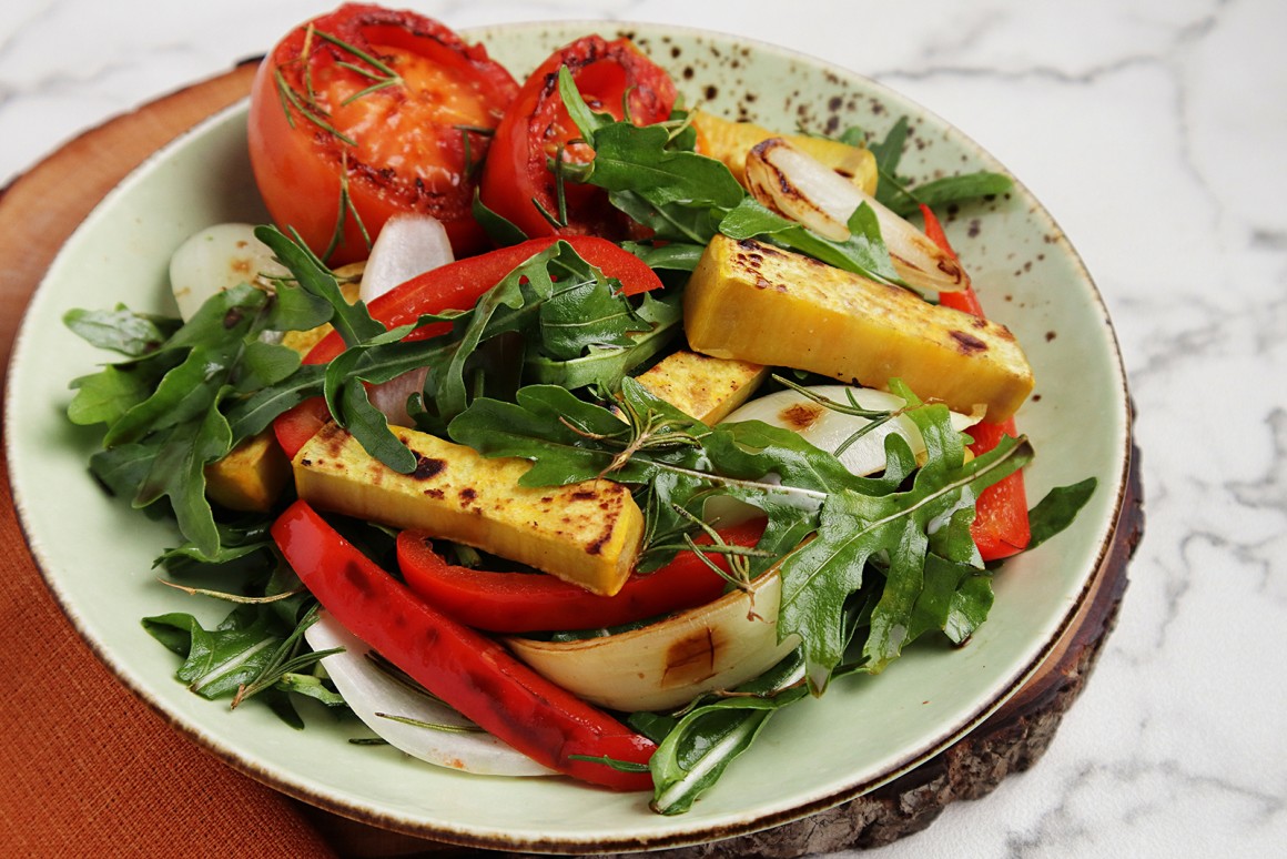 Frischer Salat mit geröstetem Gemüse