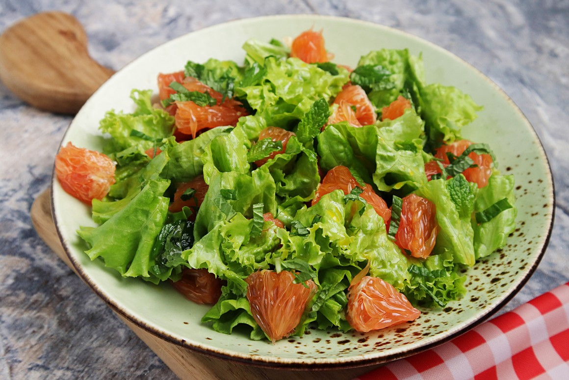 Grüner Salat mit Grapefruit und Minze