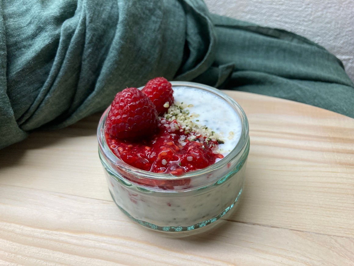 Veganes Dessert mit Himbeeren, Kokos und Chia