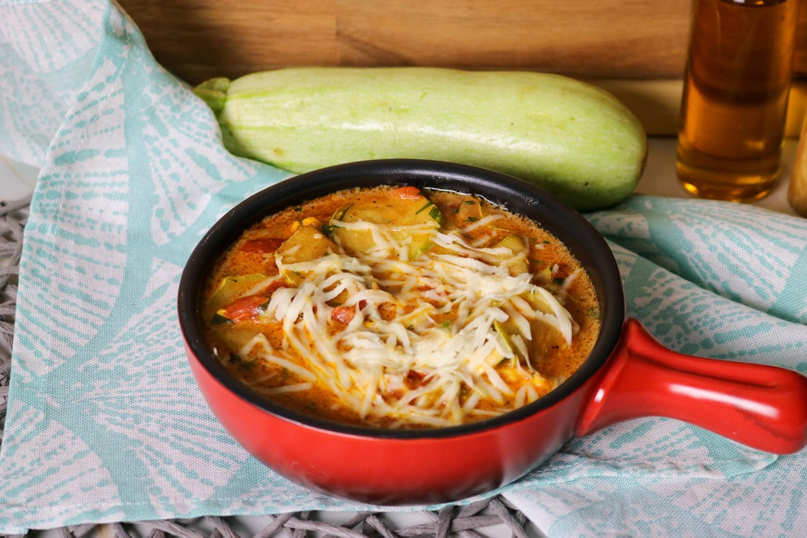 Zucchini-Gemüse mit Ei