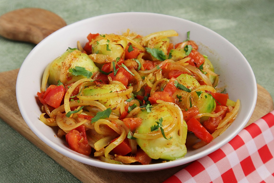 Okraschoten mit Tomaten