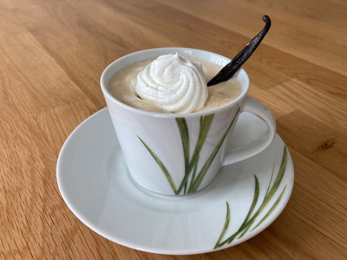 Kaffee mit Vanillesahne