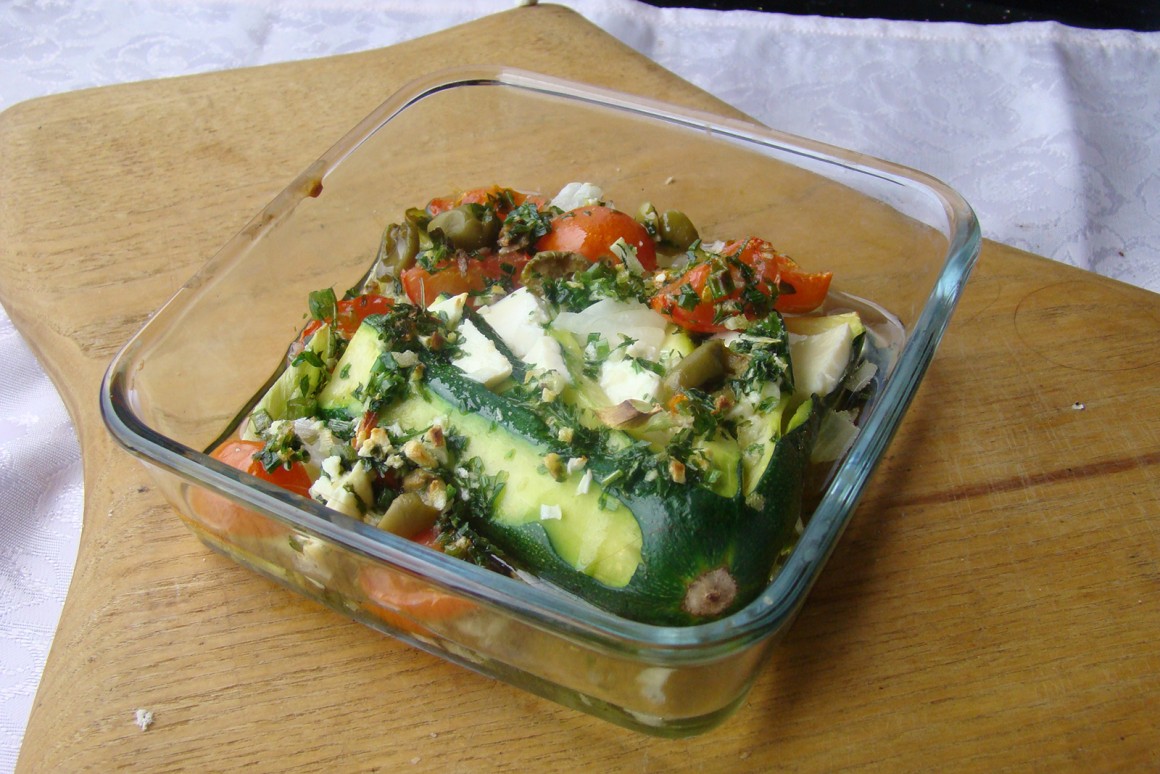 Gefächerter Zucchini mit Feta und Oliven