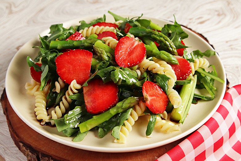Spargel-Erdbeer-Salat
