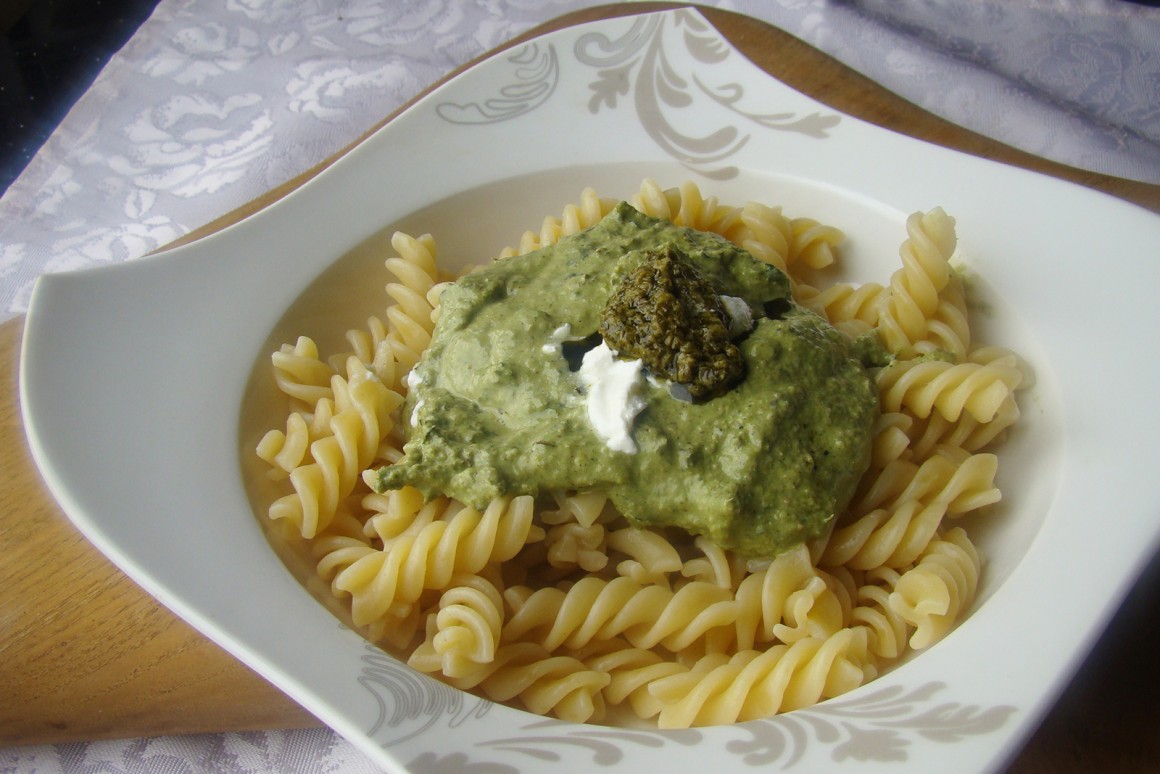 Spiralnudeln mit Basilikumsauce