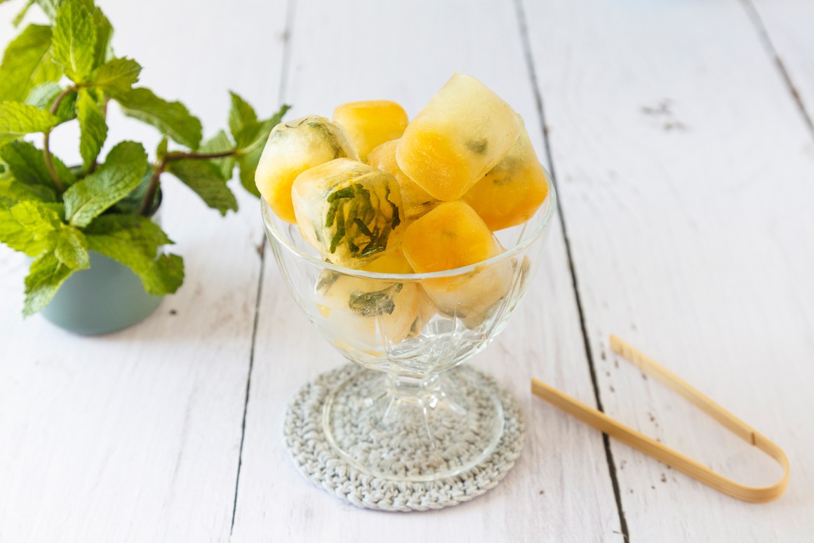 Orangeneiswürfel