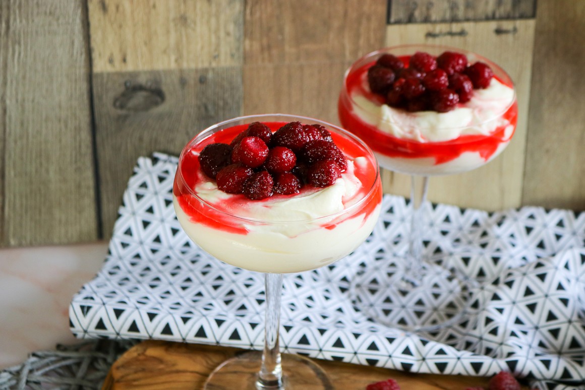 Schokomousse mit weißer Schokolade und Himbeeren - Rezept