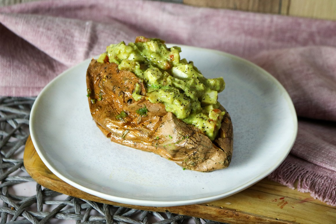 Gebackene Süßkartoffeln mit Avocado-Paprika-Creme - Rezept