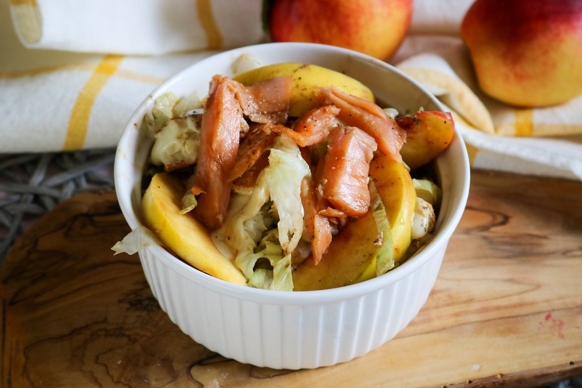 Salat mit Pfirsich und Camembert