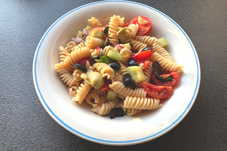 Griechischer Nudelsalat