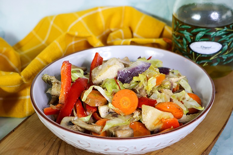 Warmer Salat mit Weißkohl und Huhn