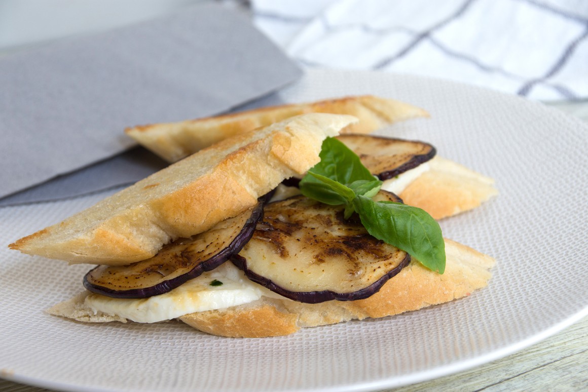 Käsebrötchen mit Auberginen