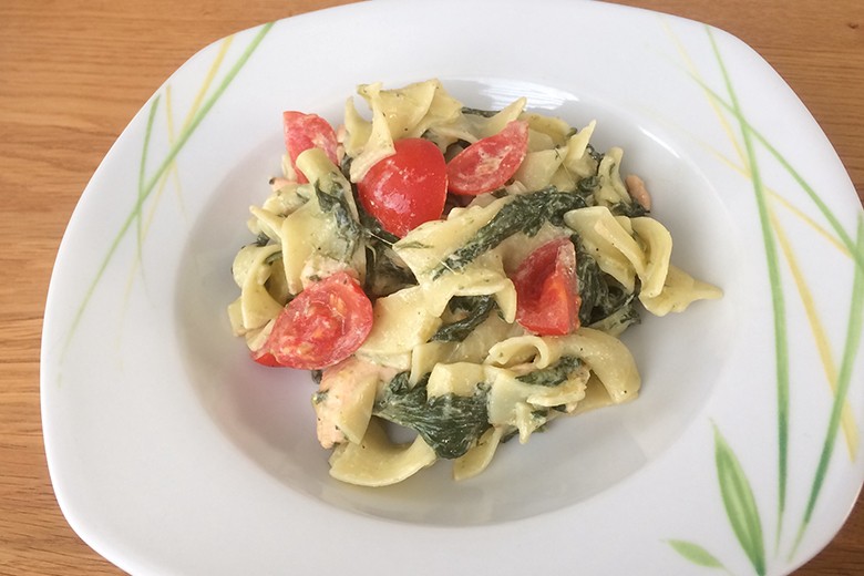 Bandnudeln mit Lachs und Spinat