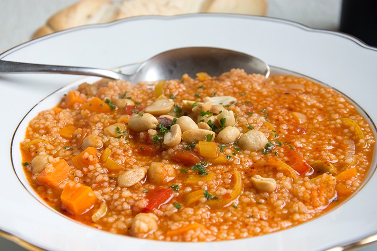 Eintopf mit Couscous und Erdnüssen