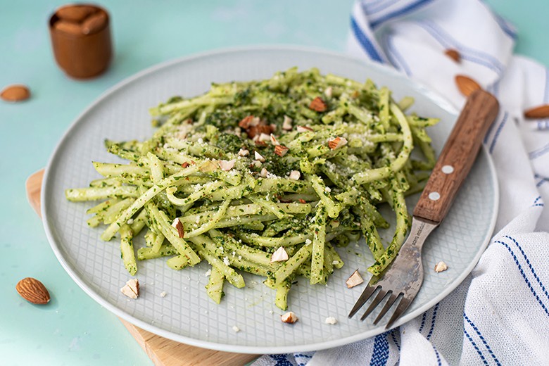 Kohlrabinudeln mit Pesto