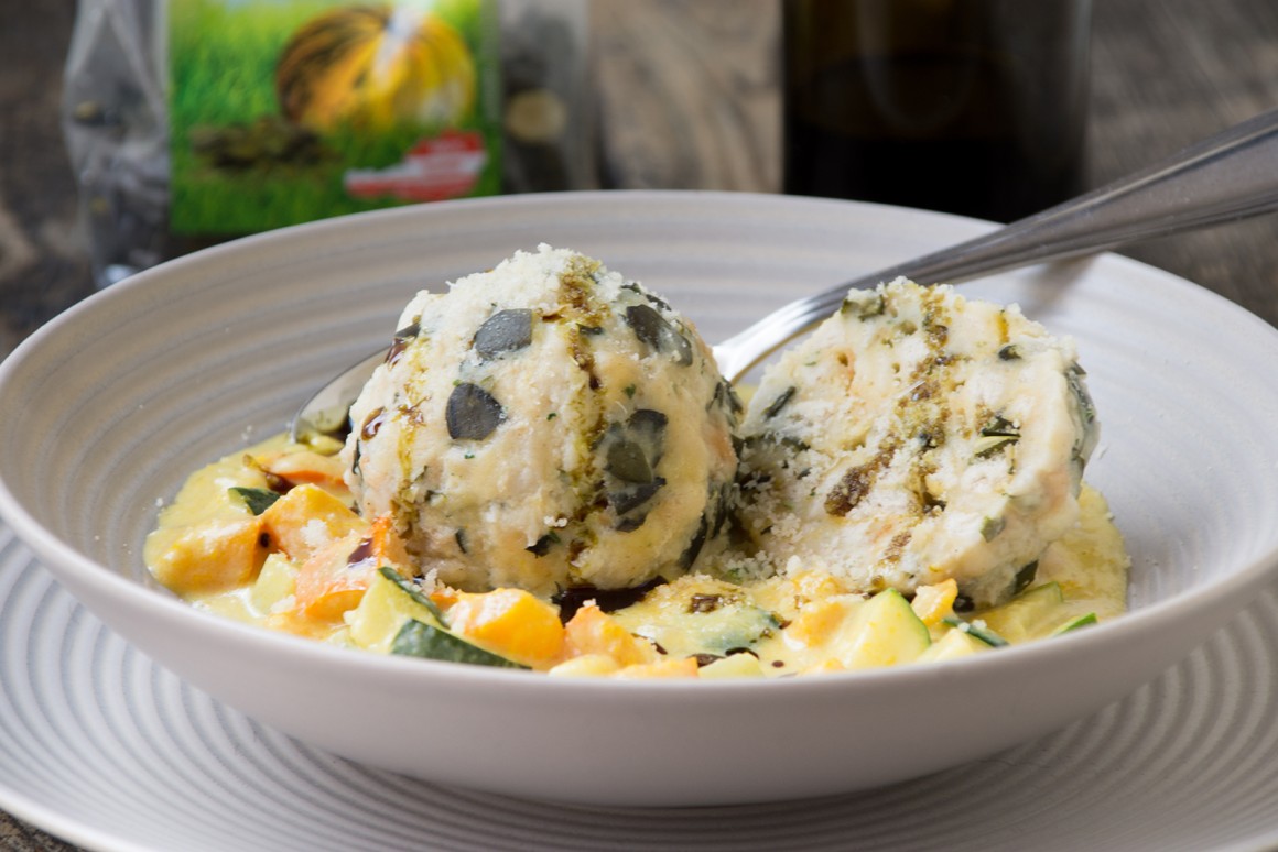 Semmelknödel mit Kürbiskernen und Gemüse - Rezept
