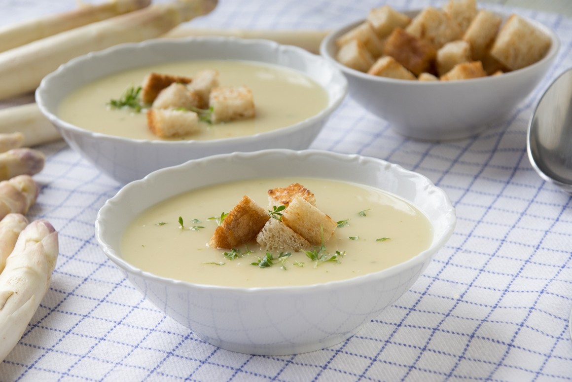 Weiße, rohvegane Spargelcremesuppe
