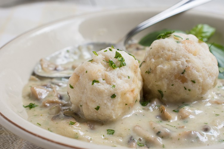 Pilzragout mit kleinen Semmelknödeln