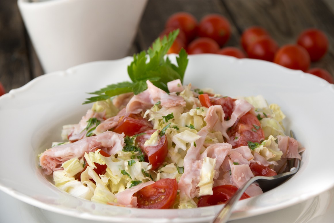Salat mit Tomaten und Schinken
