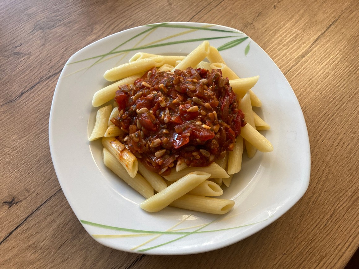 Tomatenpfanne mit Sonnenblumenkernen - Rezept