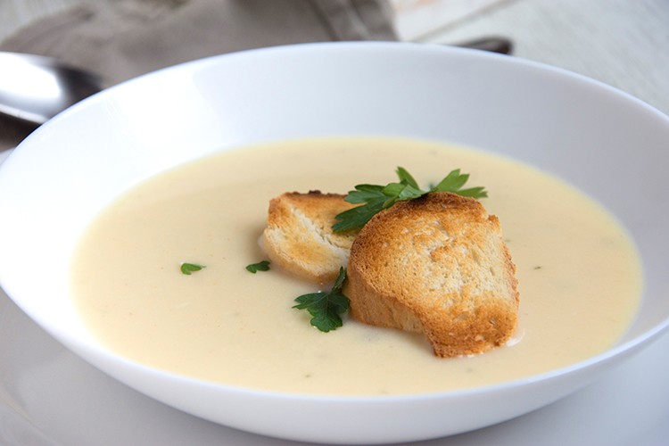 Sellerie-Cremesuppe mit Apfel