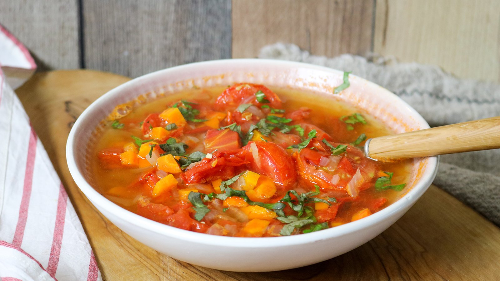 Klare Tomatensuppe Rezept Daskochrezeptde Klare Tomatensuppe Rezept Daskochrezeptde