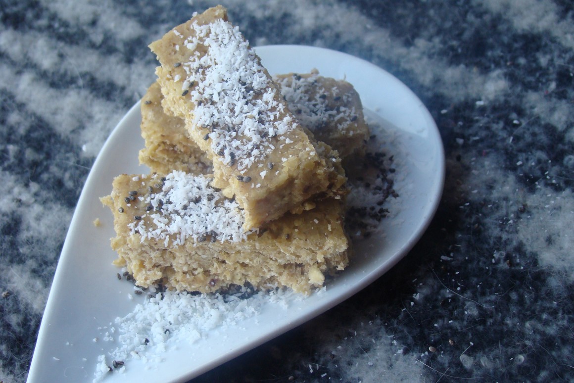 Einfache Müsliriegel mit Dinkel, Kokos und Cashewkernen