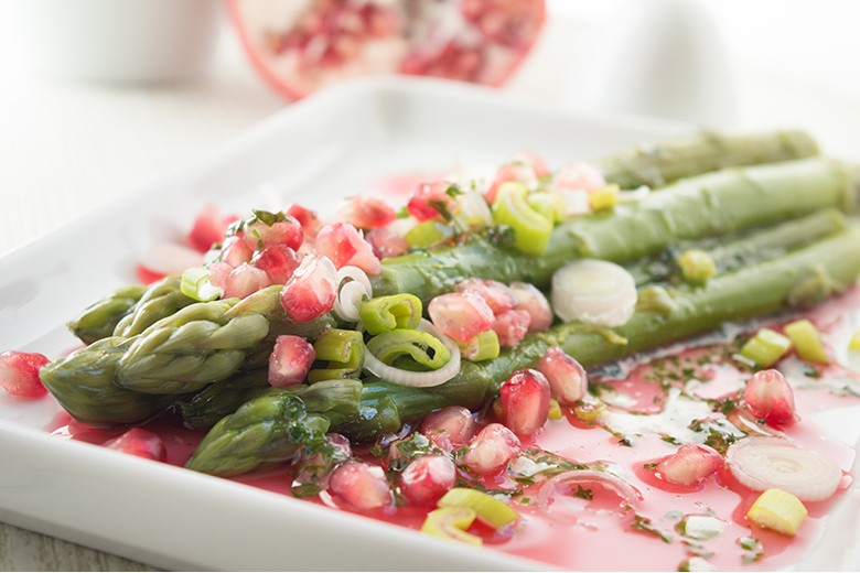 Spargel mit Granatapfel-Vinaigrette
