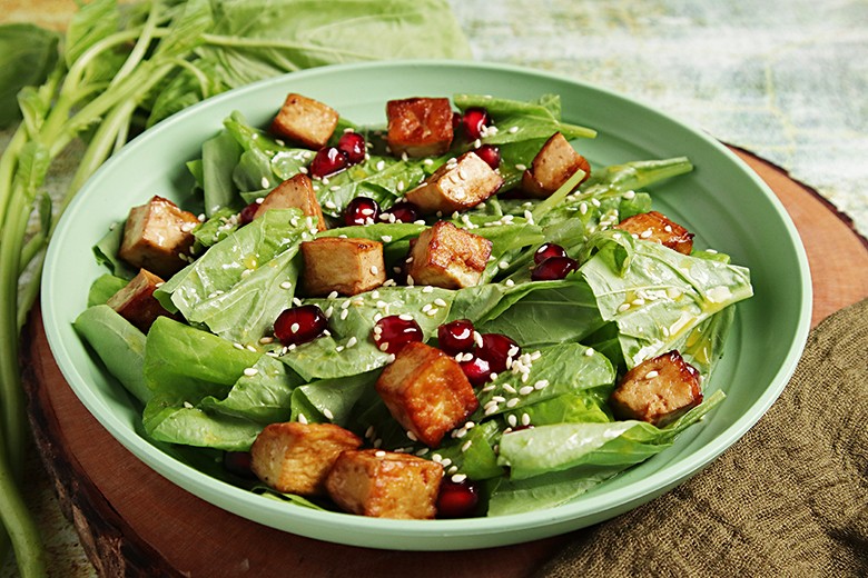 Fruchtiger Spinat-Tofu-Salat mit Sesam