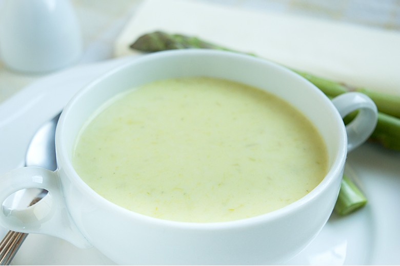 Grüne Spargel-Mandel-Suppe