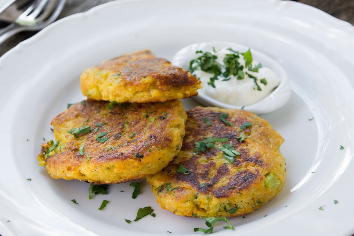 Omas Gemüsebratlinge mit Joghurtdip - Rezept