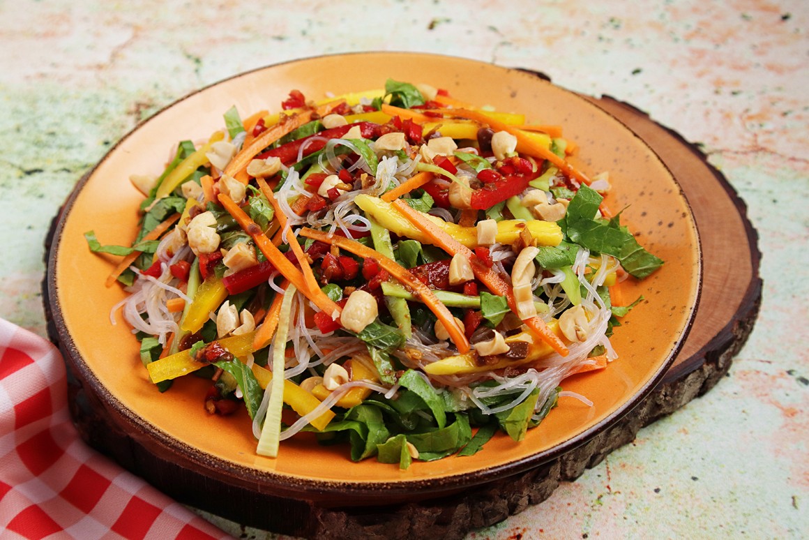 Glasnudelsalat mit buntem Gemüse