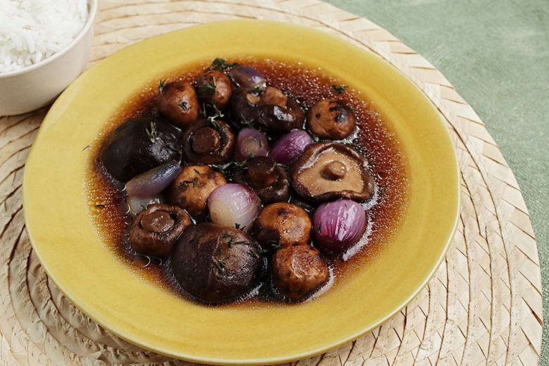 Schalotten mit Rotwein und Pilzen