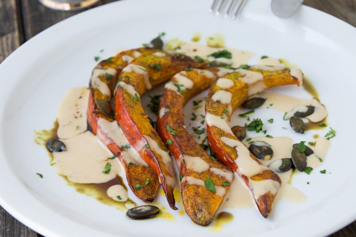 Würziger Ofenkürbis mit Sesamsoße - Rezept