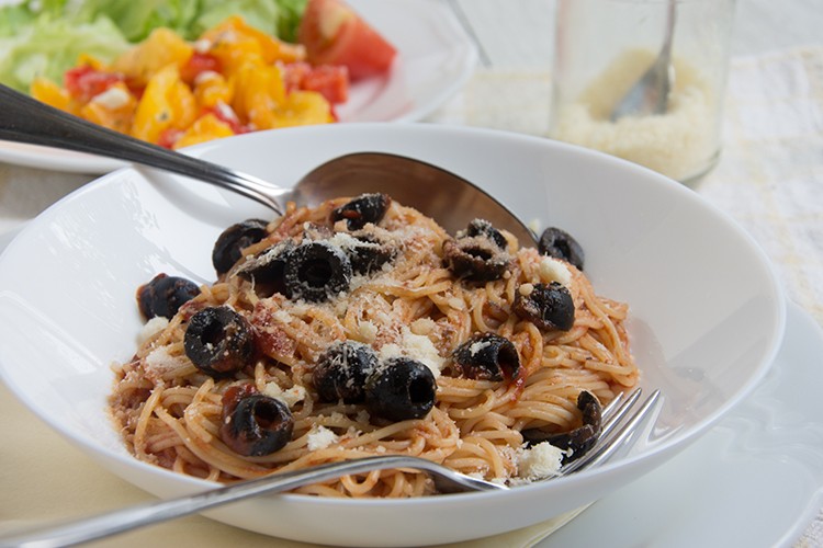 Spaghetti mit Puttanesca-Sauce