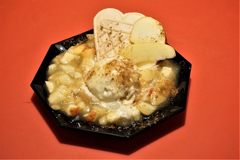 Apfeldessert mit Vanilleeis