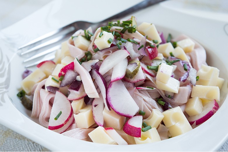 Wurstsalat mit Käse