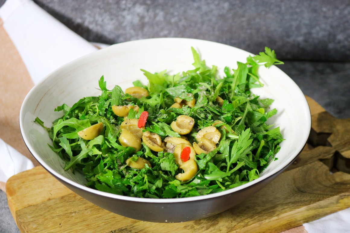 Olivensalat mit Kräutern