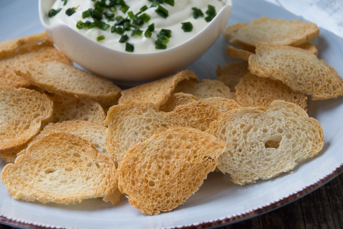 Brotchips mit Knoblauchcreme - Rezept