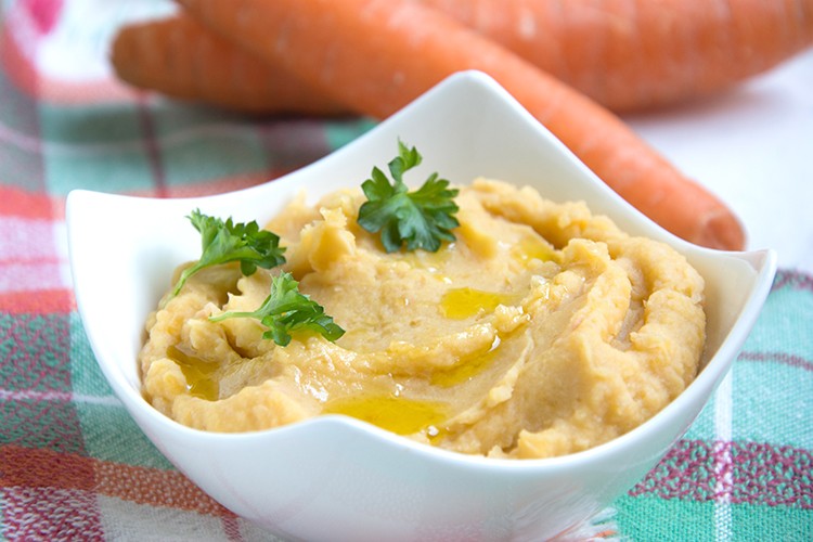 Hummus-Dip mit Karotte