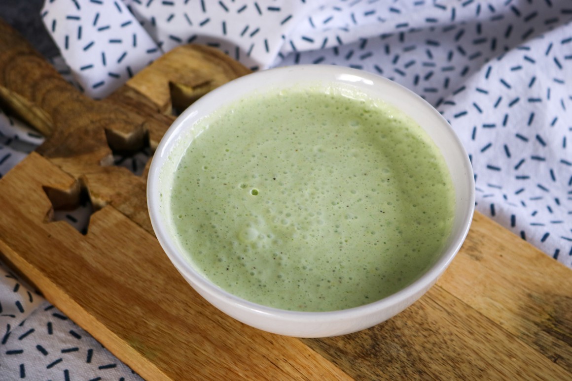 Avocadodressing mit Basilikum und Sojajogurt