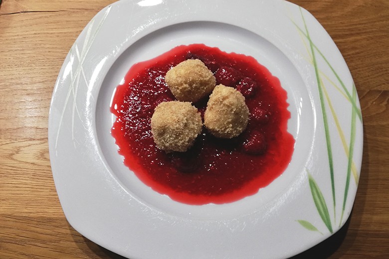 Topfenknödel mit Beerensauce