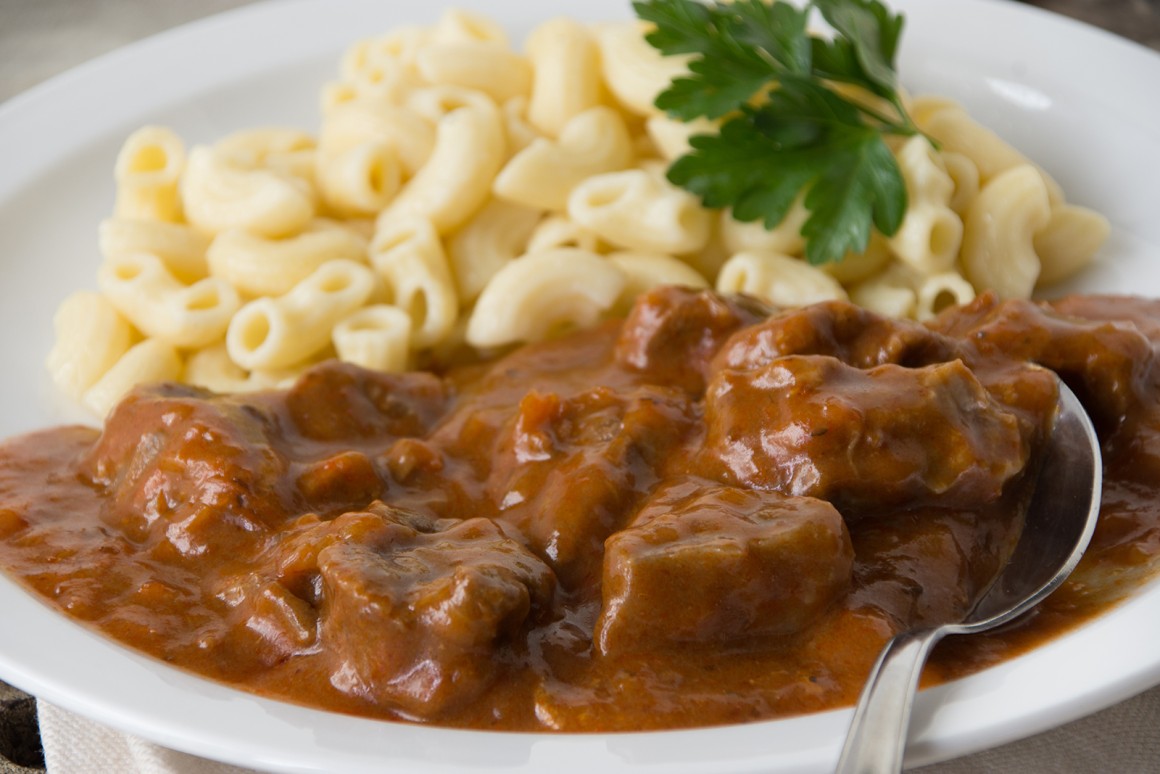 Lammgulasch mit Nudeln - Rezept